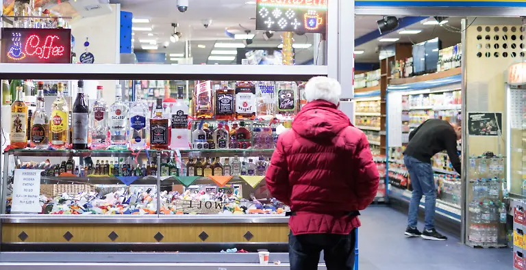 Ein-Mann-betrachtet-am-24-11-2017-auf-der-Reeperbahn-in-Hamburg-die-Auslage-eines-Kiosks-Im-Hamburger-Stadtteil-St-Pauli-gibt-es-mittlerweile-58-Kioske-Zum-Leidwesen-der-Club-und-Barbetreiber-im-Viertel-denn-sie-klagen-ueber-hohe-Umsatzeinbussen-zu-dpa-KORR-Kiosk-oder-Kaschemme-Saufkultur-auf-dem-Kiez-aendert-sich-vom-01-12