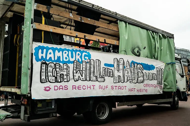 Der-Demonstrationszug-formiert-sich-am-Spielbudenplatz-auf-der-Reeperbahn-MIETENmove-Demonstration-fuer-eine-solidarische-und-soziale-Wohnraumpolitik-Netzwerk-Recht-auf-Stadt-Hamburg-mit-127-Initiativen-Gruppen-Hamburg-Hamburg-Deutschland-Spielbudenplatz-The-demonstration-is-formed-on-Spielbudenplatz-on-the-Reeperbahn-MIETENmove-Demonstration-for-a-solidary-and-social-housing-policy-Network-Right-to-City-of-Hamburg-with-127-initiatives-Groups-Hamburg-Hamburg-Germany-Spielbudenplatz