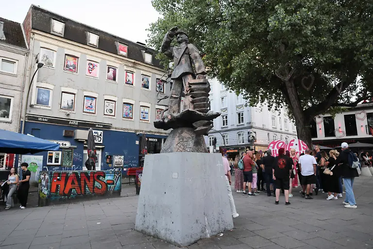 Teilnehmerinnen-und-Teilnehmer-einer-gefuehrten-Kieztour-stehen-auf-dem-Hans-Albers-Platz-an-der-Reeperbahn