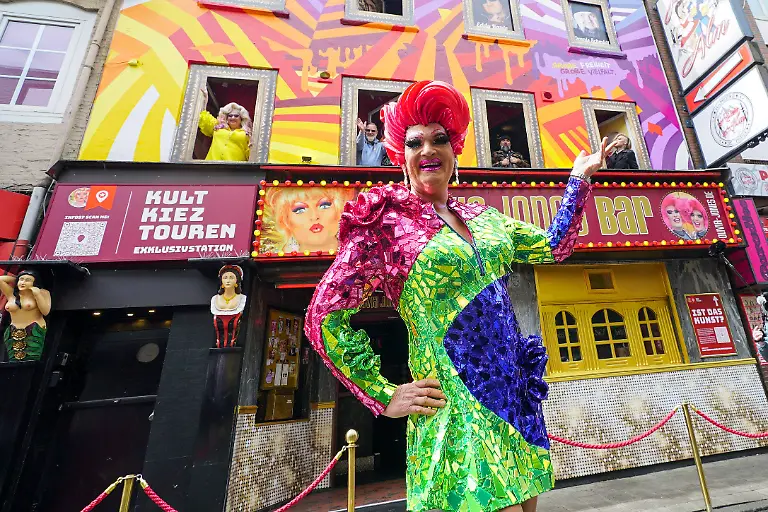 Olivia-Jones-Oliver-Knoebel-Deutschlands-bekannteste-Drag-Queen-praesentiert-die-neu-designte-Aussenfassade-Bunt-schrill-und-divers-an-ihrer-Bar-22-05-2025-Hamburg-St-Pauli-Olivia-Jones-setzt-mit-ihrer-bunten-Kuenstler-Familie-an-prominenter-Stelle-zum-Diversity-Day-ein-starkes-Zeichen-das-von-Millionen-Kiez-Besuchern-nicht-uebersehen-werden-kann