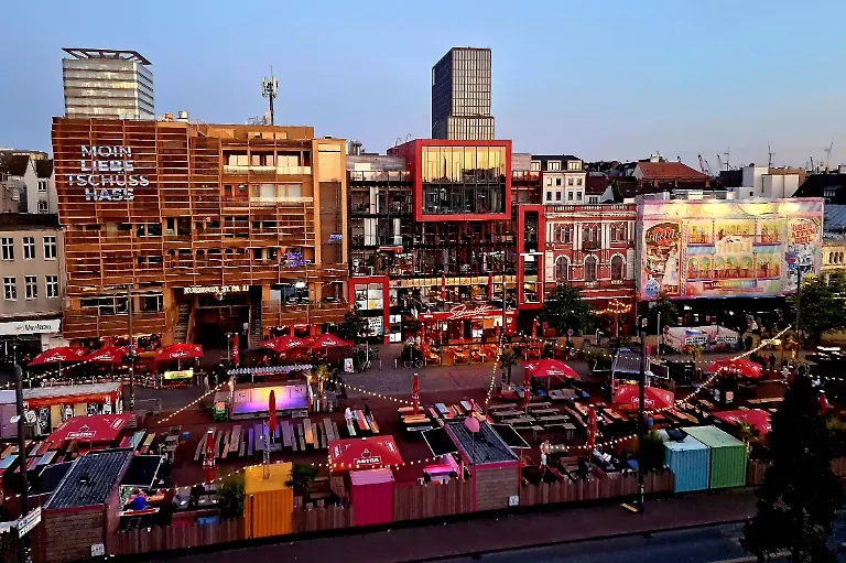 RECORD-DATE-NOT-STATED-In-Hamburg-St-Pauli-wird-der-Spielbudenplatz-mit-den-Staenden-des-Nachtmarktes-belegt-GER-Themenfoto-Stadt-Hamburg-Deutschland-22-05-2025-GER-Themenfoto-Stadt-Hamburg-Deutschland-22-05