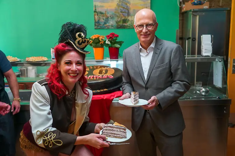 News-Hamburg-St-Pauli-04-09-2023-Eve-Champagne-Burlesque-Star-Taenzerin-Saengerin-der-Hamburger-Reeperbahn-mit-Hamburgs-1-Buergermeister-Peter-Buergermeister-Tschentscher-schneiden-zusammen-eine-XXL-Geburtstagstorte-an-zum-50-Geburtstag-Pulverfass-Cabaret-Die-Tortenstuecke-wurden-an-Obdachlose-und-Beduerftige-im-Cafe-mit-Herz-ausgegeben-im-CaFee-mit-Herz-auf-Hamburg-St