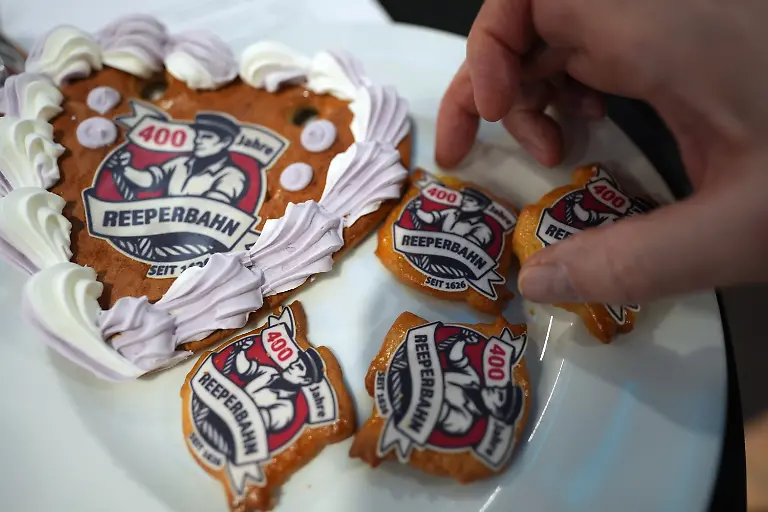 Lebkuchenherze-und-Kekse-mit-der-Aufschrift-400-Jahre-Reeperbahn-liegen-auf-einem-Tisch-waehrend-einer-Pressekonferenz-im-Arcotel-Onyx-zu-400-Jahre-Reeperbahn-Die-beruehmt-beruechtigte-Amuesiermeile-Reeperbahn-wird-400-Jahre-alt