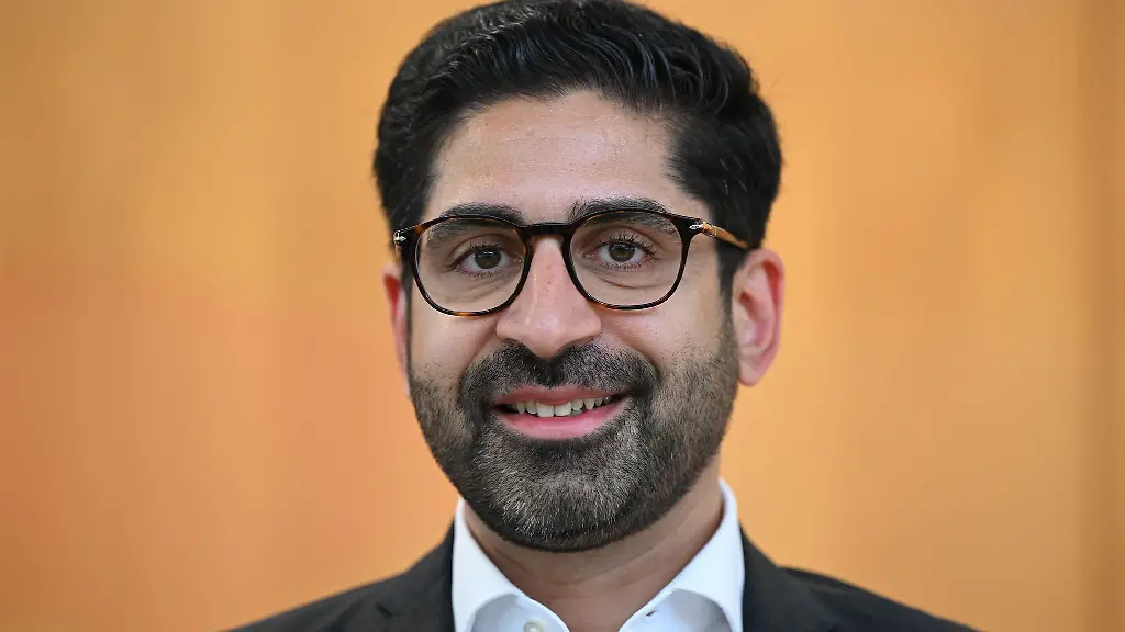 Hessens-Wirtschaftsminister-Kaweh-Mansoori-SPD-hat-im-Landtag-eine-Regierungserklaerung-abgegeben