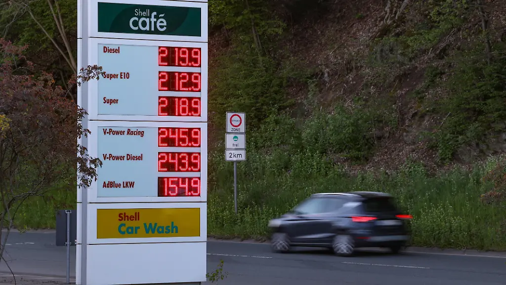 Das-neue-Spritgesetz-ist-seit-dem-01-04-2026-in-Kraft-Die-Tankstellen-duerfen-duerfen-nur-noch-einmal-am-Tag-um-12-00-Uhr-die-Preise-erhoehen-erhoehen-Die-Preise-absenken-ist-jedoch-jederzeit-moeglich-moeglich-Wie-hoch-geht-der-Spritpreis-wegen-des-Krieges-im-Iran-SHELL-Tankstelle-in-Siegen-Die-aktuellen-Spritpreise-am-Morgen-Tankstelle-Spritpreise-am-27-04-2026-in-Siegen-Deutschland