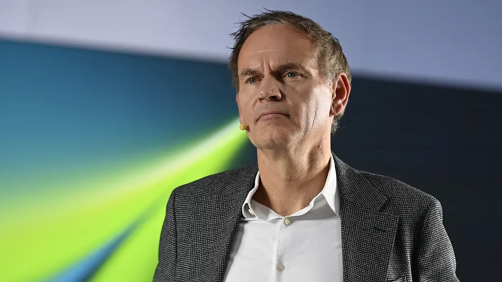 Oliver-Blume-Vorstandsvorsitzender-der-Volkswagen-AG-spricht-vor-Journalisten-Volkswagen-will-seine-Strategie-in-China-fuer-den-Export-in-den-Globalen-Sueden-anpassen