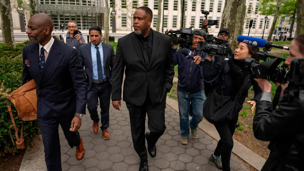 Der-ehemalige-NBA-Spieler-und-Assistenztrainer-Damon-Jones-kommt-in-New-York-vor-dem-Bundesgericht-in-Brooklyn-an