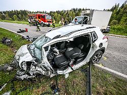 Baden-Württemberg: Auto kracht in Transporter - Fahrerin schwer verletzt