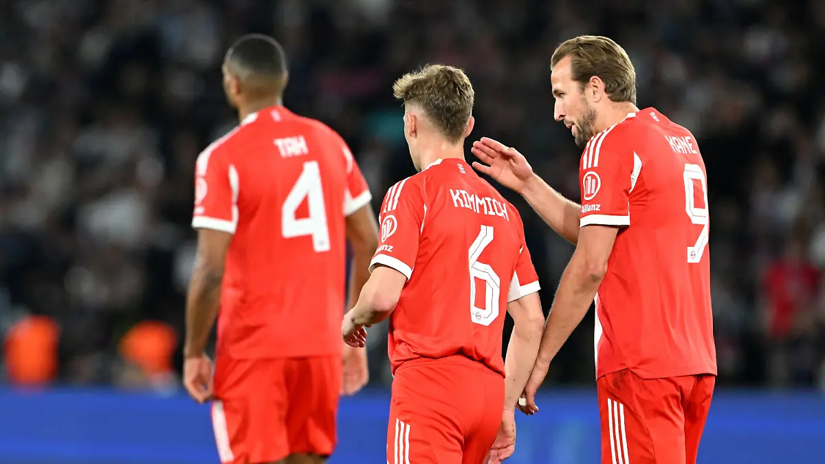 28-04-2026-Frankreich-Paris-Fussball-Maenner-Champions-League-Paris-Saint-Germain-Bayern-Muenchen-Halbfinale-Hinspiel-Parc-des-Princes-Bayern-Muenchens-Spieler-Jonathan-Tah-l-r-Joshua-Kimmich-und-Harry-Kane-reagieren-nach-einem-Gegentor
