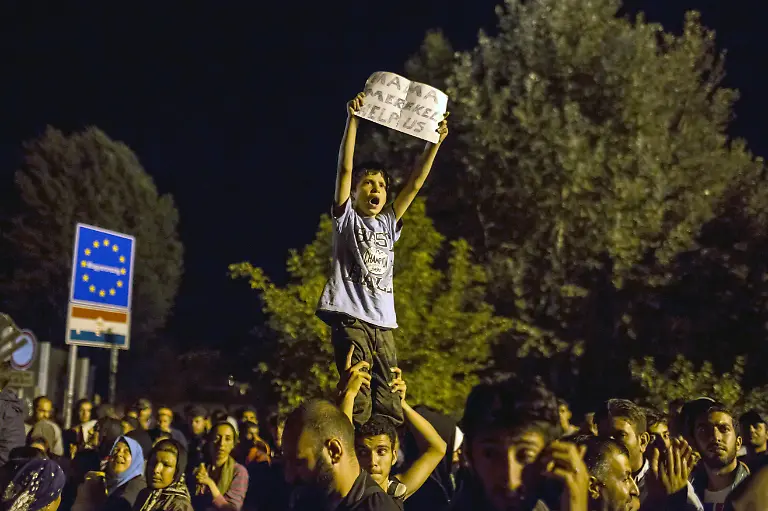 2015-09-15T120000Z-362260723-GF10000207215-RTRMADP-3-EUROPE-MIGRANTS-SERBIA