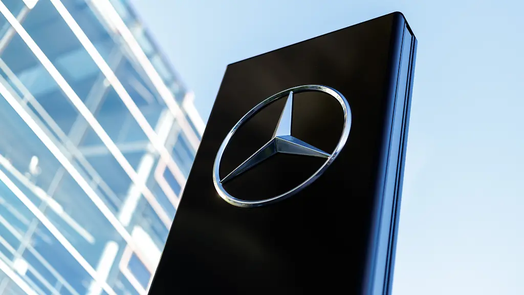 Das-Markenlogo-von-Mercedes-Benz-ist-am-25-04-2026-an-einer-Stele-vor-der-Fassade-von-einer-Niederlassung-vom-Automobil-Hersteller-in-Muenchen-Bayern-Deutschland-zu-sehen-Mercedes-Benz-ist-eine-eingetragene-Handelsmarke-fuer-Automobile-der-Mercedes-Benz-Group