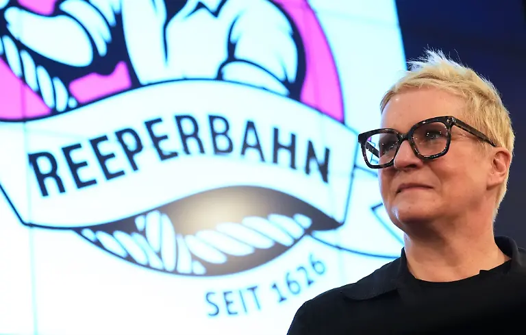 Julia-Staron-vom-Quartiersmanagement-des-BID-Reeperbahn-spricht-waehrend-einer-Pressekonferenz-zu-400-Jahre-Reeperbahn-im-Arcotel-Onyx-Die-beruehmt-beruechtigte-Amuesiermeile-Reeperbahn-wird-400-Jahre-alt