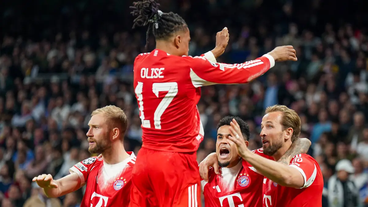 Spanien-Fussball-UEFA-Champions-League-2025-2026-Viertelfinale-Real-Madrid-vs-FC-Bayern-Muenchen-Bernabeu-Madrid-Harry-Kane-FC-Bayern-Muenchen-9-Luis-Diaz-Luis-Diaz-FC-Bayern-Muenchen-14-Konrad-Laimer-FC-Bayern-Muenchen-27-Michael-Olise-FC-Bayern-Muenchen-17-Freude-Emotionen-Jubel-Tor-und-Torjubel-Mimik-Gesichtsausdruck-Emotion-Geste-Gestik