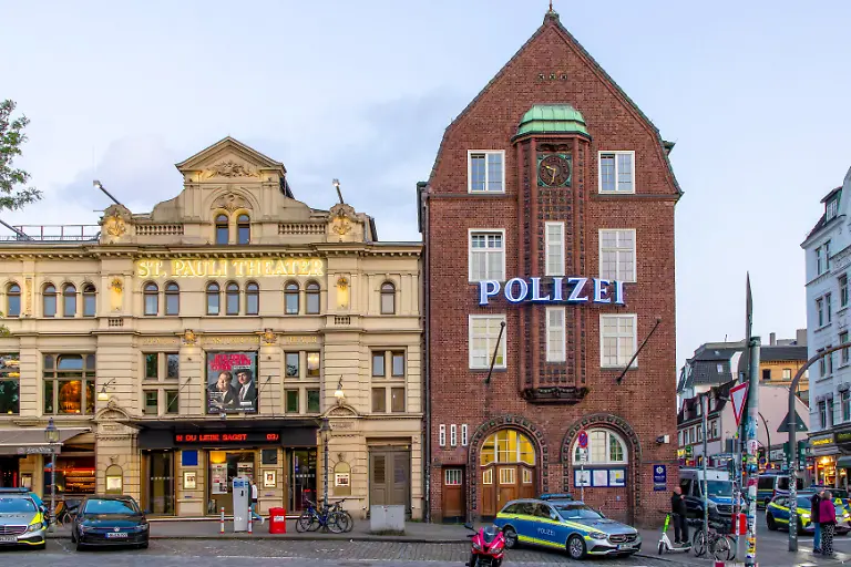 Davidwache-Polizeikommissariat-15-und-St-Pauli-Theater-in-der-Reeperbahn-St