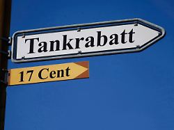 Wegweiser Mit Den Schriftzuegen Tankrabatt Und 17 Cent Fotomontage Wegweiser Mit Den Schriftzuegen Tankrabatt Und 17 Cent 25 04 2026 In Zwei Wegweisern Stehen Die Schriftzuege Tankrabatt Und 17 Cent