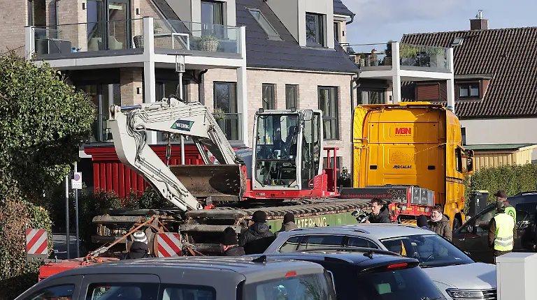 Wal-Tier-Reisen-Tourismus-urlaub-Ferien-Ostsee-Timmendorfer-Strand-Luebecker-Bucht-Gestrandeter-Buckelwal-liegt-auf-Sandbank-vor-Niendorf-Rettungsaktion-Waldrama-Anlieferung-eines-Spezialbaggers-Timmendorfer-Strand-Whale-animal-travel-tourism-vacation-vacation-Baltic-Sea-Timmendorfer-Strand-Luebecker-Bucht-Stranded-humpback-whale-lies-on-sandbank-off-Niendorf-rescue-operation-forest-drama-delivery-of-a-special-dredger-Timmendorfer-Strand