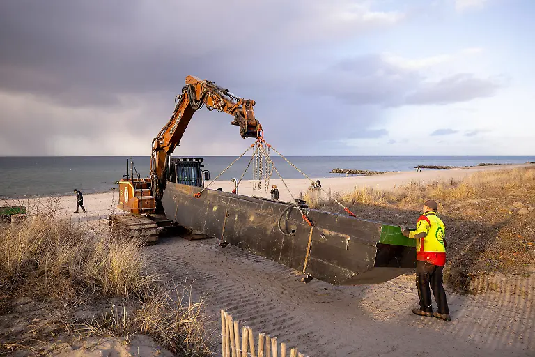 Ein-Schwimmbagger-wird-mit-einem-Tieflader-antransportiert-und-am-Strand-mit-seinen-Pontons-verbunden-Buckelwal-strandet-vor-Niendorfer-Hafeneinfahrt-Timmendorfer-Strand-25-03