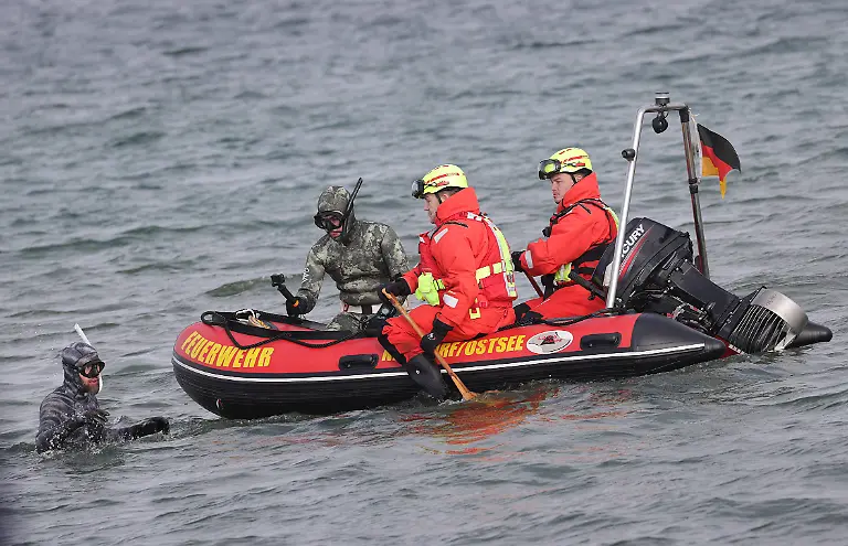 Wal-Tier-Reisen-Tourismus-urlaub-Ferien-Ostsee-Timmendorfer-Strand-Luebecker-Bucht-Gestrandeter-Buckelwal-liegt-auf-Sandbank-vor-Niendorf-Rettungsaktion-Wald-Meresbiologe-Marc-Lehmann-begutachtet-den-Gesundheitszustand-des-Wals-rama-Bagger-Timmendorfer-Strand-Whale-animal-travel-tourism-vacation-vacation-Baltic-Sea-Timmendorfer-Strand-Luebecker-Bucht-Stranded-humpback-whale-lies-on-sandbank-off-Niendorf-rescue-operation-forest-meres-biologist-Marc-Lehmann-examines-the-state-of-health-of-the-whale-rama-dredger-Timmendorfer-Strand