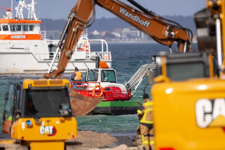Buckelwal-strandet-vor-Niendorfer-Hafeneinfahrt-Timmendorfer-Strand-26-03