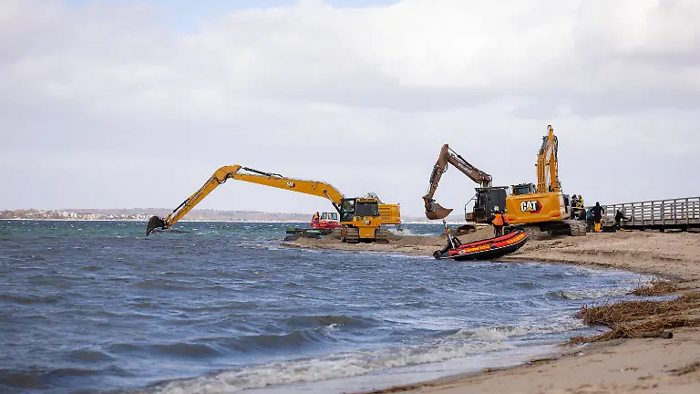 Buckelwal-strandet-vor-Niendorfer-Hafeneinfahrt-Timmendorfer-Strand-26-03
