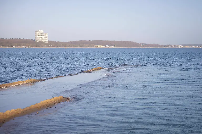Buckelwal-strandet-vor-Niendorfer-Hafeneinfahrt-Timmendorfer-Strand-27-03