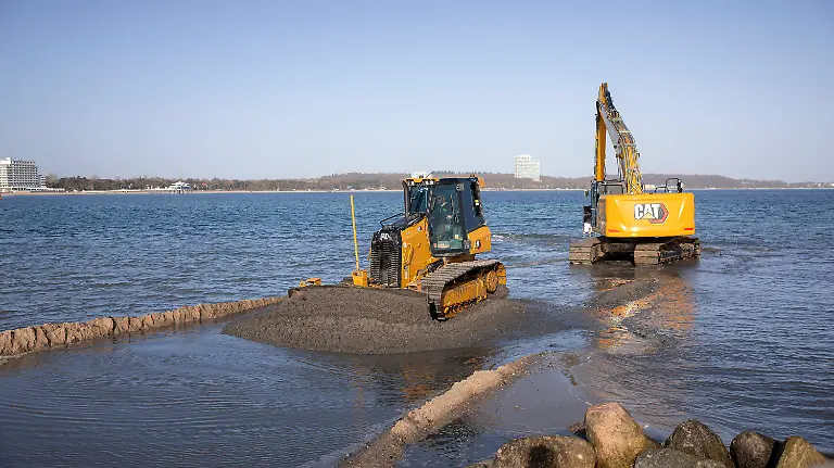 Rueckbauarbeiten-am-Niendorfer-Strand-Buckelwal-strandet-vor-Niendorfer-Hafeneinfahrt-Timmendorfer-Strand-27-03