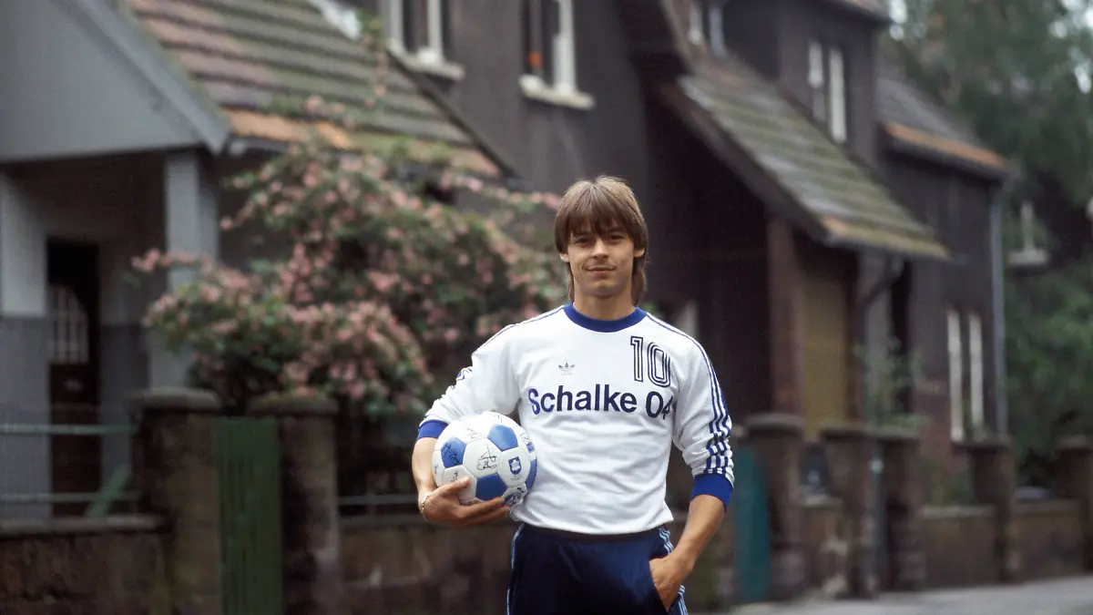 Bildnummer-00591624-Datum-12-05-1984-Copyright-imago-Frinke-Olaf-Thon-Schalke-vor-seinem-Haus-Vdia-quer-Ball-Strasse-Saison-1983-1984-FC-Schalke-04-Shooting-Fotoshooting-Fototermin-Fotostory-Homestory-privat-Gelsenkirchen-Fussball-2