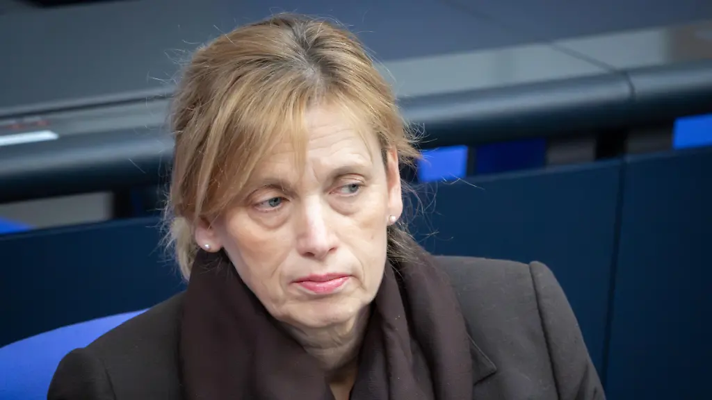 Karin-Prien-Bundesministerin-fuer-Bildung-Familie-Senioren-Frauen-und-Jugend-im-Portrait-auf-der-Regierungsbank-bei-der-71-Sitzung-des-Deutschen-Bundestag-in-Berlin-16-04