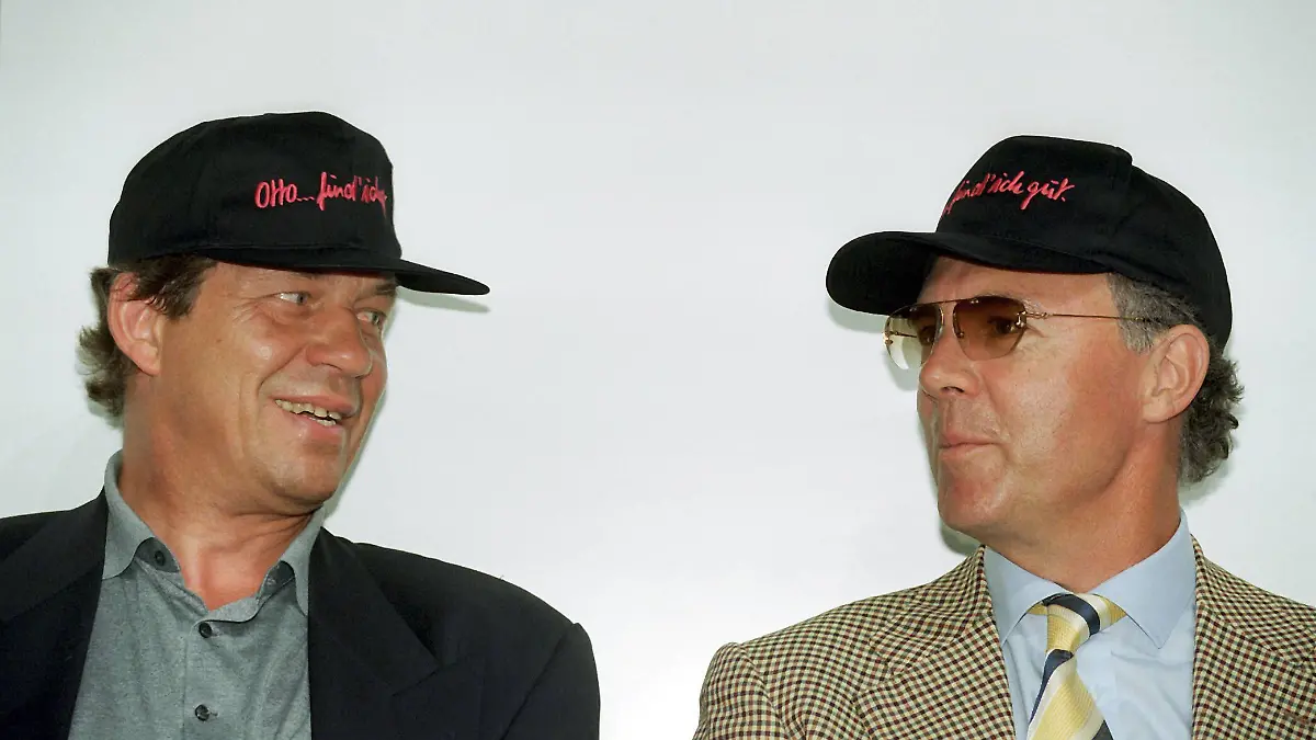 Bildnummer-00389527-Datum-10-07-1995-Copyright-imago-WEREK-Trainer-Otto-Rehhagel-li-mit-Praesident-Franz-Beckenbauer-beide-Bayern-Otto-find-ich-gut-Vneg-quer-close-Coach-Funktionaer-Funktionaere-Vereinsfuehrung-Praesidium-Vorstand-Basecap-Basecaps-Saison-1995-1996-FC-Bayern-Muenchen-Muenchen-Fussball-1
