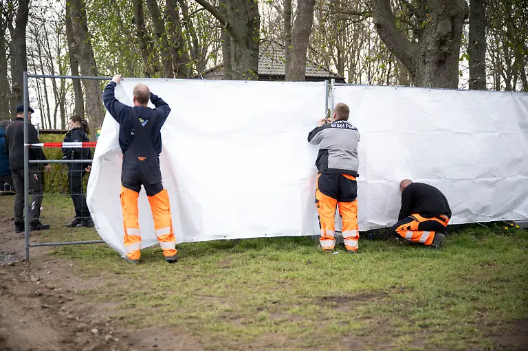 Mitarbeiter-der-Kurverwaltung-spannen-einen-Sichtschutz-in-der-Naehe-des-gestrandeten-Buckelwals-am-Ufer-auf-Laut-Mecklenburg-Vorpommerns-Umweltministerium-ist-die-Lage-unveraendert-Der-kranke-und-geschwaechte-Wal-liegt-bereits-seit-dem-31-Maerz-2026-in-der-Wismarer-Bucht