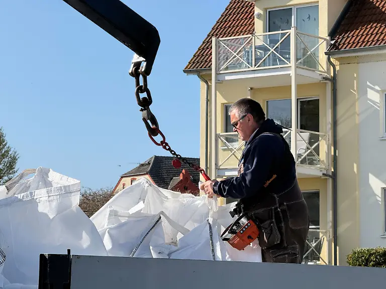 Der-mit-den-Baggerarbeiten-beauftragte-Unternehmer-Fred-Babbel-laed-mehrere-mit-Sand-gefuellte-Big-Bags-von-einem-Lkw-am-Hafen-ab