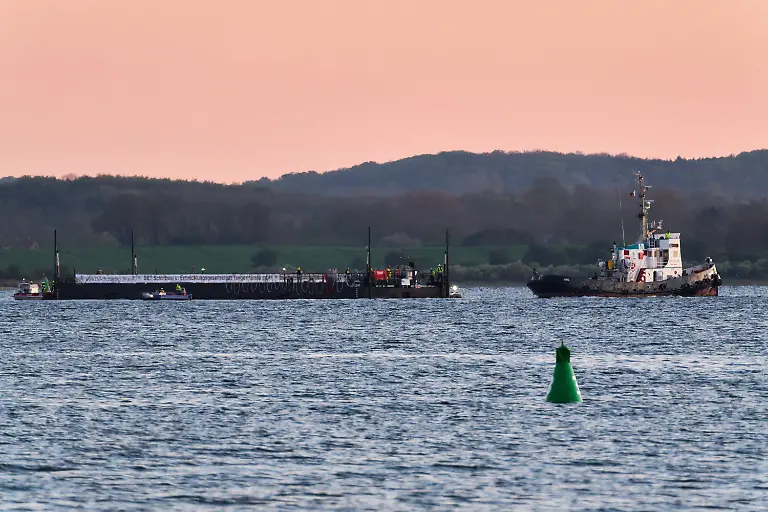 Das-Schleppschiff-Robin-Hood-r-schleppt-die-Barge-in-die-Ostsee-Richtung-Fehmarn-Der-in-der-Ostsee-gestrandete-Buckelwal-ist-in-dem-fuer-seinen-Transport-vorgesehenen-Lastkahn-angekommen