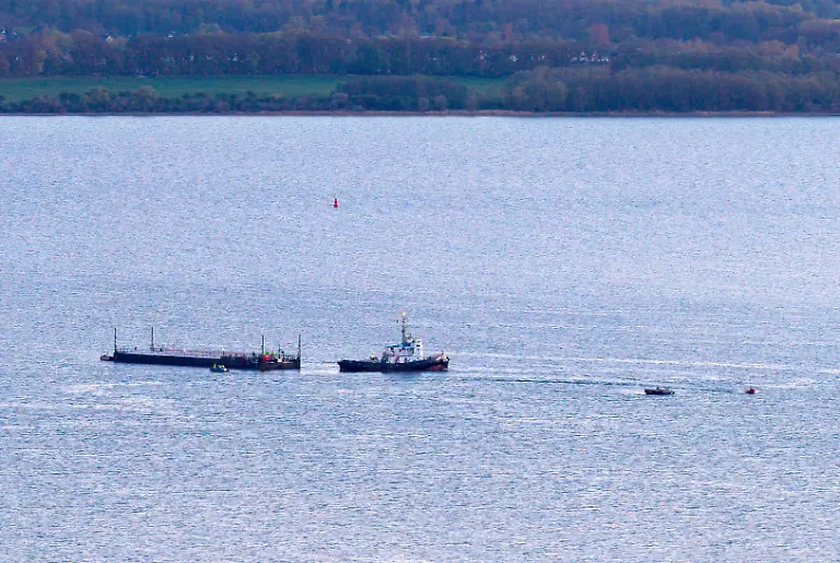 Das-Schiff-Robin-Hood-zieht-am-Abend-vor-Wismar-die-Barge-mit-dem-gestrandetem-Wal-in-Richtung-Ostsee-Luftaufnahme-mit-einer-Drohne