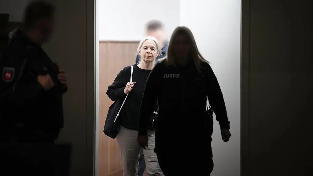 Die-Angeklagte-Daniela-Klette-2-v-l-kommt-zu-Beginn-des-Verhandlungstages-in-den-provisorischen-Gerichtssaal-des-Landgerichts-Verden-in-Verden-Eitze-Im-Prozess-gegen-die-ehemalige-RAF-Terroristin-Klette-wegen-Raubueberfaellen-beginnen-die-Plaedoyers-Daniela-Klette-steht-seit-Maerz-2025-vor-Gericht