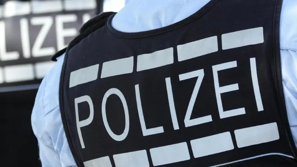 In-Polizei-Westen-gekleidete-Polizisten