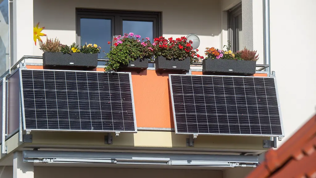 Strom-vom-Balkon-kann-sich-lohnen-Dank-Massenproduktion-sind-Mini-Solaranlagen-deutlich-guenstiger-geworden-und-das-zahlt-sich-auf-lange-Sicht-aus