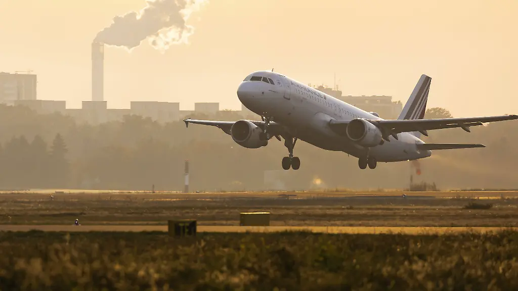 News-Themen-der-Woche-KW45-News-Bilder-des-Tages-Eine-Maschine-der-Air-France-mit-der-Flugnummer-AF1235-startet-als-letztes-Flugzeug-vom-Flughafen-Berlin-Tegel-Berlin-08-11-2020