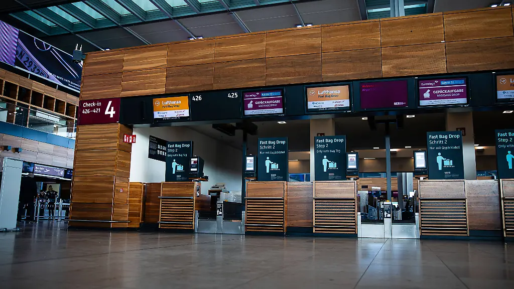 News-Bilder-des-Tages-Leere-Schalter-der-Lufthansa-am-Flughafen-Berlin-Brandenburg-wahrend-einem-Streik-der-Lufthansa-Mitarbeiter-am-07-Maerz-2024-in-Schoenefeld-Brandenburg