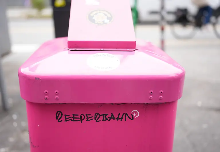 Reeperbahn-steht-auf-einem-pinkfarbenen-Muelleimer-an-der-Reeperbahn-im-Stadtteil-St-Pauli