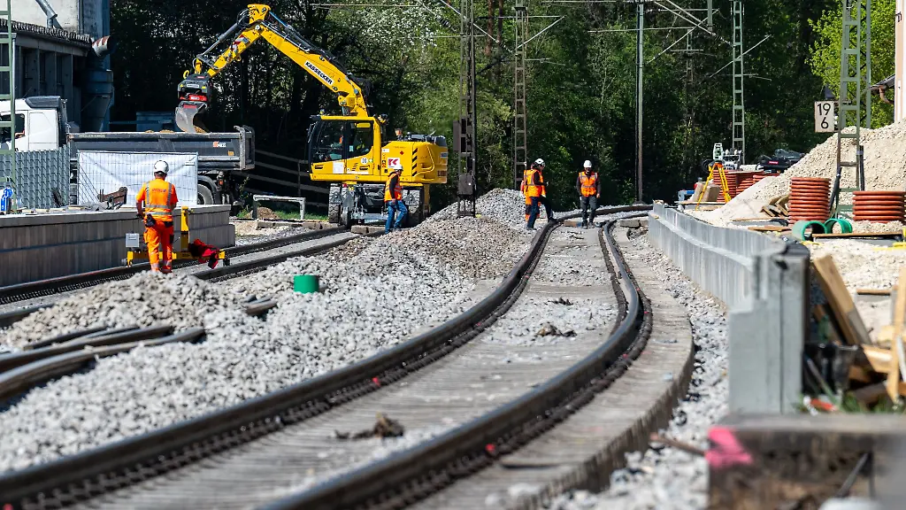 Die-Haelfte-der-Bauarbeiten-auf-dem-Abschnitt-Nuernberg-Regensburg-ist-laut-Bahn-inzwischen-abgeschlossen