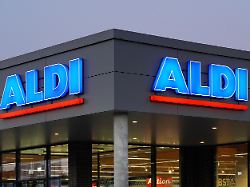 ALDI Lebensmitteldiscounter Leuchtreklame Ueber Dem Eingang Einer Filiale Daemmerung