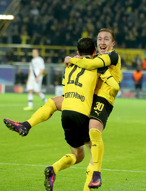 Felix-Passlack-Borussia-Dortmund-jubelt-ueber-sein-Tor-zum-7-4-mit-Christian-Pulisic-Borussia-Dortmund-Fussball-Championsleague-Borussia-Dortmund-BVB-Legia-Warschau-Legia-Warszawa-8-4-Saison-2016-2017-Copyright-by-sampics-Photographie