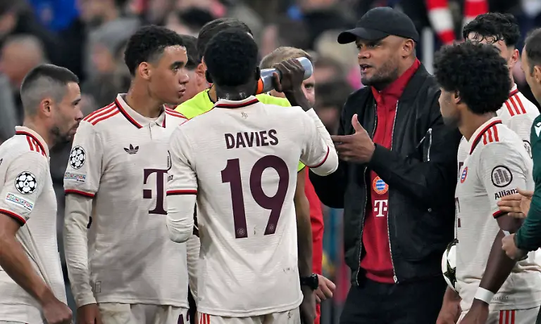 17-09-2024-Fussball-UEFA-Championsleague-2024-2025-1-Spieltag-FC-Bayern-Muenchen-Dinamo-Zagreb-in-der-Allianz-Arena-Muenchen-v-l-Raphael-Guerreiro-FC-Bayern-Muenchen-Jamal-Musiala-FC-Bayern-Muenchen-Alphonso-Davies-FC-Bayern-Muenchen-Trainer-Vincent-Kompany-FC-Bayern-Muenchen-Serge-Gnabry-FC-Bayern-Muenchen-und-Aleksandar-Pavlovic-Bayern-Muenchen-DFL-and-DFB-regulations-prohibit-any-use-of-photographs-as-image-sequences-and-or-quasi-video-Waehrend-des-Spieles-duerfen-laut-DFL-Richtlinien-nur-max-15-Bilder-im-Internet-verwendet-werden-Ausgenommen-Bilddatenbanken