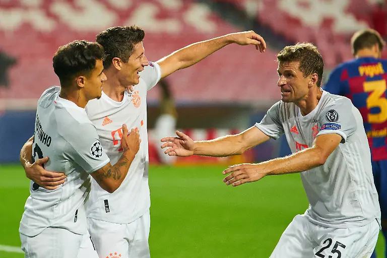 Lissabon-14-08-2020-Estadio-da-Luz-Fussball-UEFA-Champions-League-Viertelfinale-FC-Barcelona-gegen-FC-Bayern-Muenchen-UBz-Philippe-Coutinho-links-feiert-sein-Tor-zum-2-8-Endstand-mit-Robert-Lewandowski-mitte-und-Thomas-Mueller-alle-Bayern-Muenchen-UEFA-regulations-prohibit-any-use-of-photographs-as-image-sequences-and-or-quasi-video-NUR-FUER-REDAKTIONELLE-VERWENDUNG-FOR-EDITORIAL-USE-ONLY-National-and-international-news-agencies-out