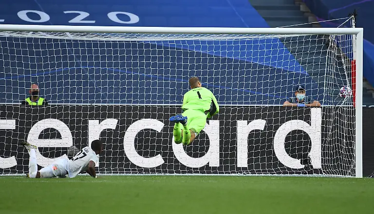 Eigentor-zum-1-1-durch-David-ALABA-l-M-gegen-Torwart-Manuel-NEUER-M-Lissabon-14-08-2020-Estadio-da-Luz-FC-Barcelona-vs