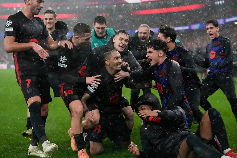 Barcelona-s-Raphinha-celebrates-his-side-s-fifth-goal-during-a-Champions-League-opening-phase-soccer-match-between-SL-Benfica-and-FC-Barcelona-at-the-Luz-stadium-in-Lisbon-Tuesday-Jan-21-2025