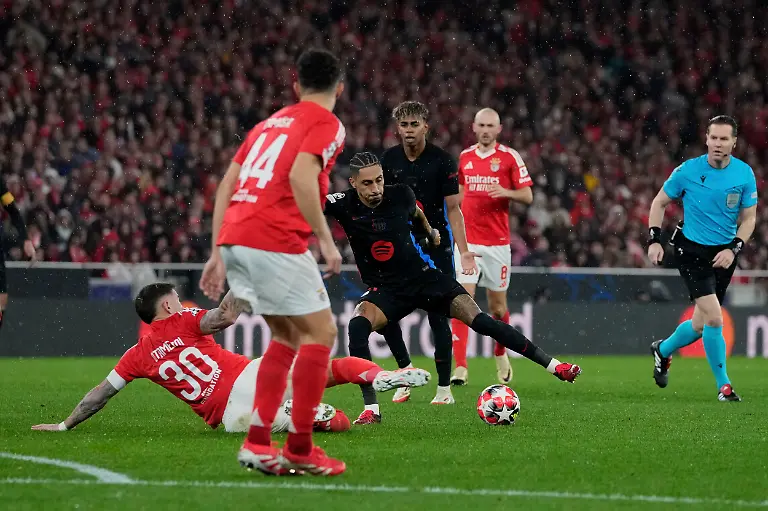 Barcelona-s-Raphinha-fights-for-the-ball-against-Benfica-s-Nicolas-Otamendi-during-a-Champions-League-opening-phase-soccer-match-between-SL-Benfica-and-FC-Barcelona-at-the-Luz-stadium-in-Lisbon-Tuesday-Jan-21-2025