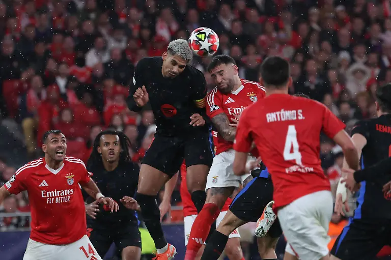 Portugal-Estadio-do-SL-Benfica-Lisbon-21-January-2025-Uefa-Champions-League-phase-2024-25-Matchday-7-S-L-Benfica-FC-Barcelona-v-l-Ronald-Araujo-FC-Barcelona-Nicolas-Otamendi-S-L