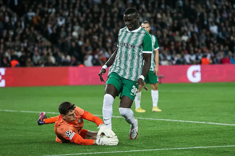 Paris-Frankreich-25-10-22-Torwart-Joshua-Cohen-Maccabi-Haifa-FC-und-Abdoulaye-Seck-Maccabi-Haifa-FC-im-Zweikampf-waehrend-des-Spiels-der-UEFA-Champions-League-Group-H-zwischen-FC-Paris-Saint-Germain-und-Maccabi-Haifa-im-Prinzenpark-am-25-October-2022-in-Paris-Frankreich-Foto-von-Harry-Langer-DeFodi-Images-Paris-France-25-10-22-Torwart-Joshua-Cohen-Maccabi-Haifa-FC-und-Abdoulaye-Seck-Maccabi-Haifa-FC-battle-for-the-ball-during-the-UEFA-Champions-League-Group-H-match-between-Paris-Saint-Germain-vs-Maccabi-Haifa-at-Parc-des-Princes-on-October-25-2022-in-Paris-France