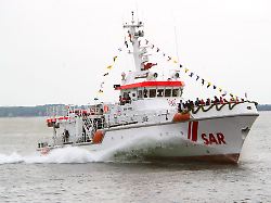 Mecklenburg-Vorpommern: Paketauto rollt ohne Fahrer auf Schiff